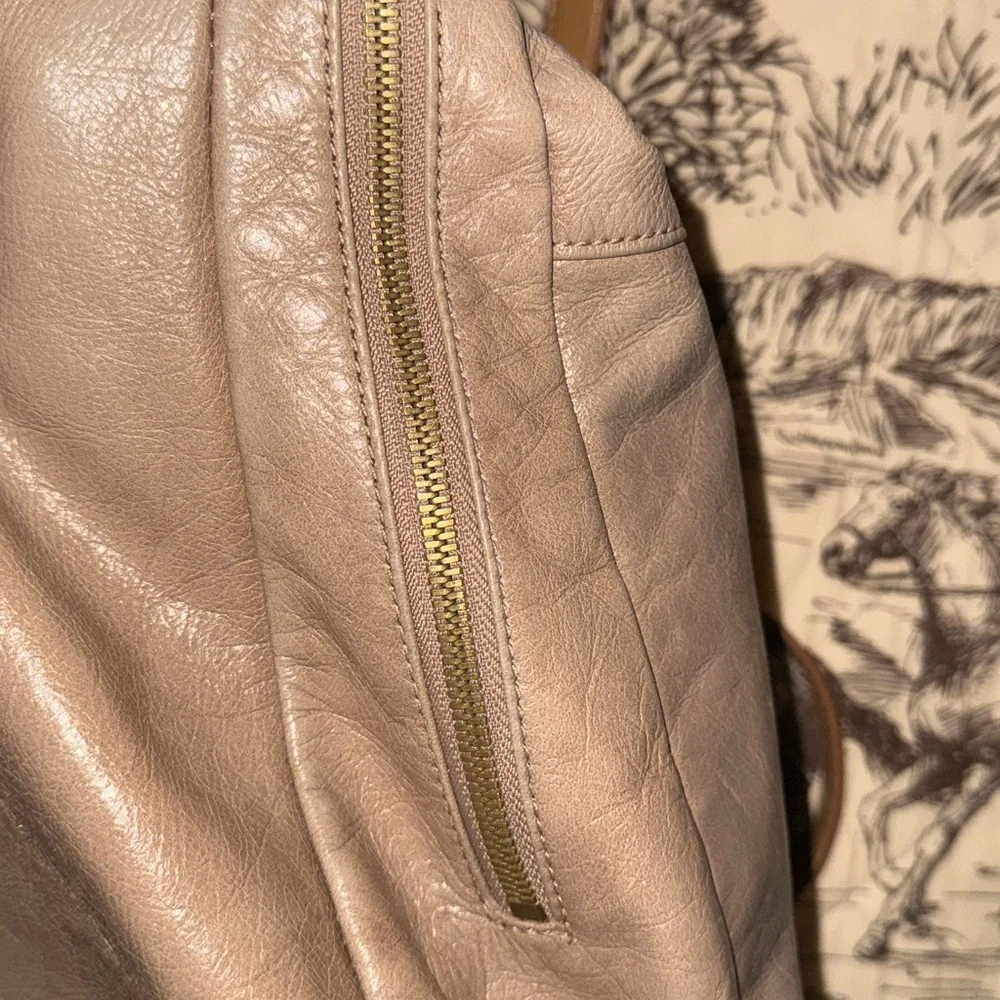 Chic Leather HOBO Shoulder Bag in Taupe - Picture 5 of 7